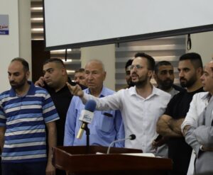 تجار الخليل يلوّحون بالإضراب الشامل ويطالبون باستقالة الحكومة